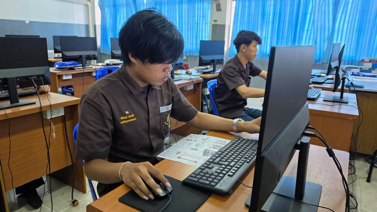 นักศึกษาฝึกเขียนแบบทางเทคนิคด้วยโปรแกรม CAD บนคอมพิวเตอร์ พร้อมแบบร่างชิ้นงานประกอบ