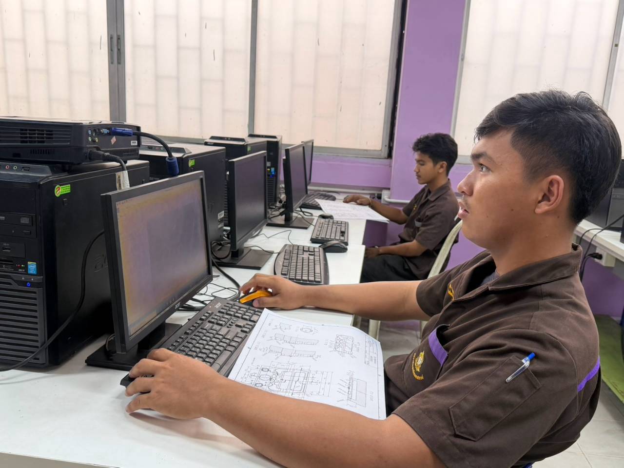 นักศึกษาลงทะเบียนและกรอกเอกสารก่อนเข้าร่วมการแข่งขันทักษะวิชาชีพ