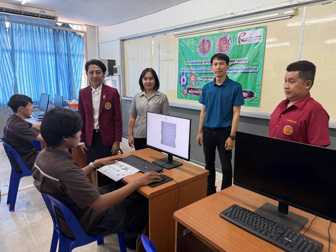 นักศึกษาฝึกเขียนแบบทางเทคนิคด้วยโปรแกรม CAD บนคอมพิวเตอร์อีกจุดหนึ่งของห้องปฏิบัติการ